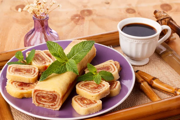 Bolo de rolo (swiss roll, roll cake) Brazilian dessert — Stock Photo, Image
