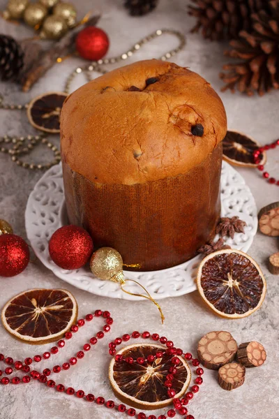 Panettone - süßer Brotlaib traditionell zu Weihnachten — Stockfoto