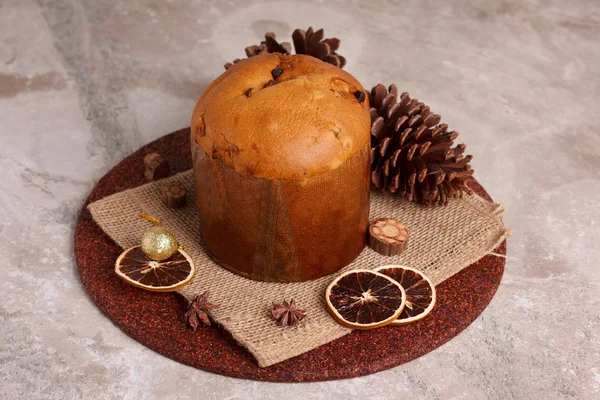 Panettone - süßer Brotlaib traditionell zu Weihnachten — Stockfoto