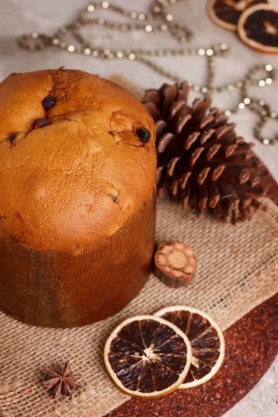 Panettone - sladký chleba bochník tradiční Vánoce — Stock fotografie