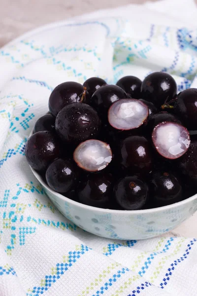 Berry Jaboticaba di mangkuk — Stok Foto