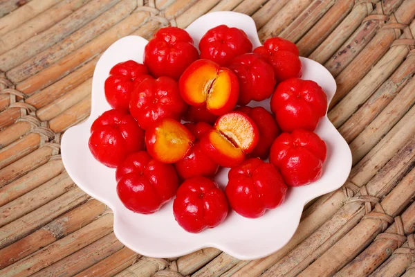 Malpighia glabra (červená acerola), tropické ovoce — Stock fotografie