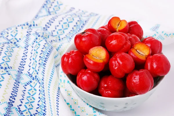 Malpighia glabra (červená acerola), tropické ovoce v míse — Stock fotografie
