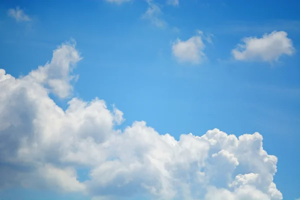 Blauwe lucht wolken Rechtenvrije Stockafbeeldingen