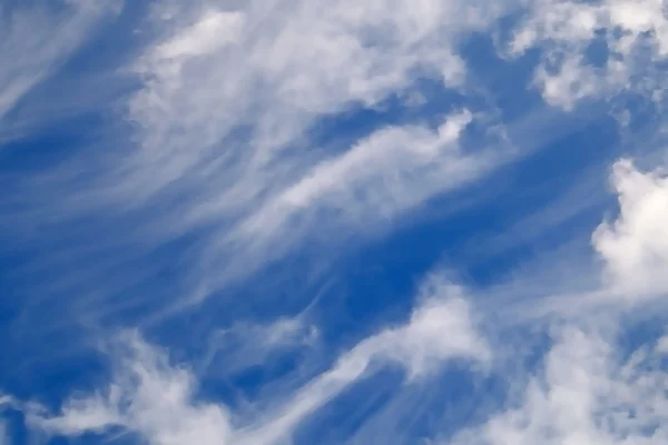 Céu azul com amontoados — Fotografia de Stock