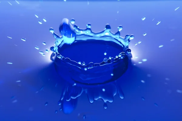 Kolorowy niebieski wody kropla — Zdjęcie stockowe
