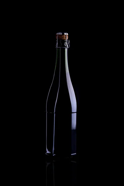Botella de vino en negro — Foto de Stock
