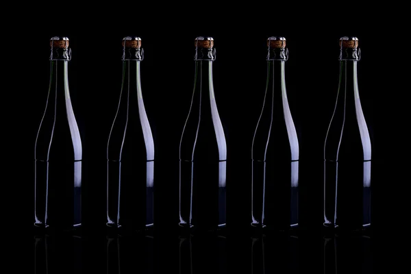 Botella de vino en negro —  Fotos de Stock