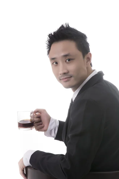 Pria dengan kopi hitam di kantor bisnis — Stok Foto