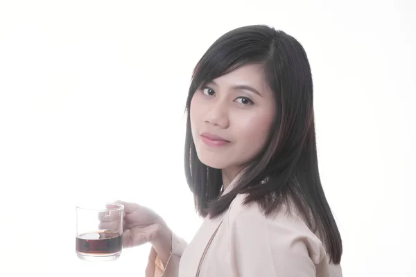 アジア ビジネスの女性ブラック コーヒーと — ストック写真