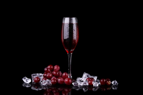 Copa de champán con uva roja —  Fotos de Stock