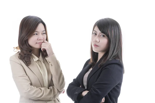 Две азиатские деловые женщины в офисе — стоковое фото