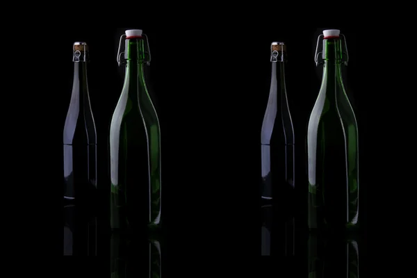 黒の上のワインのボトル — ストック写真