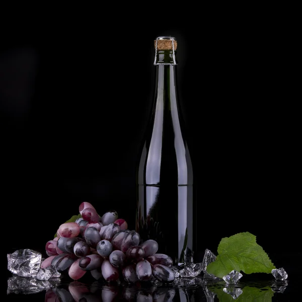Bottiglia di vino con uva rossa — Foto Stock