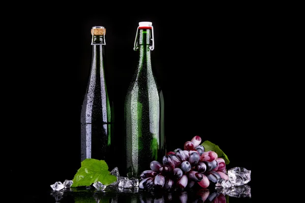 Botella de vino con uva roja — Foto de Stock