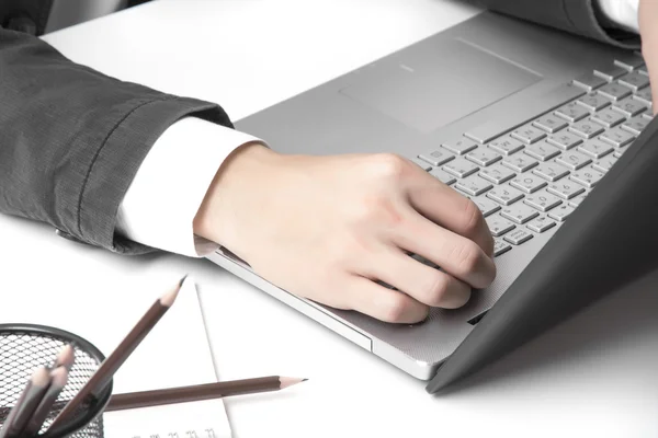 ノート パソコンのキーボードで入力する男の手 ストック写真