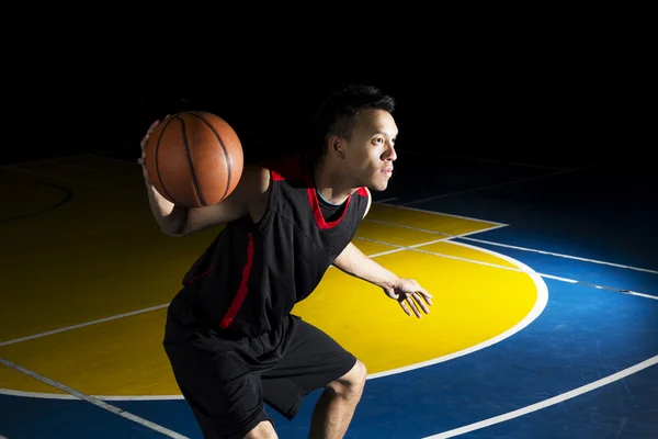 एशियाई बास्केटबॉल खिलाड़ी — स्टॉक फ़ोटो, इमेज