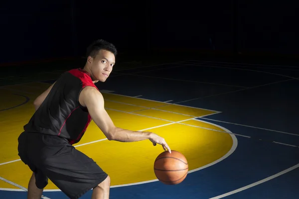 Азіатський баскетболіст — стокове фото