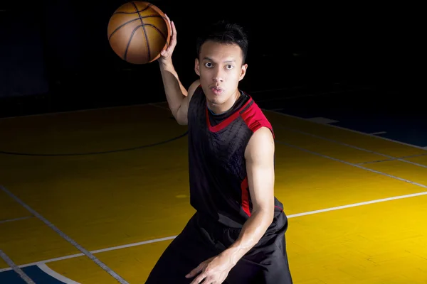 Asiatisk basketballspiller – stockfoto