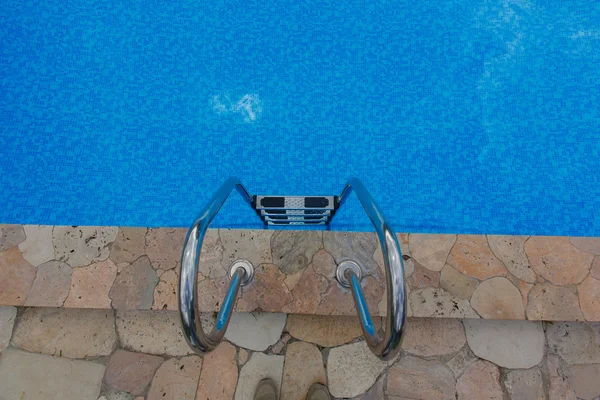 Piscina all'aperto con acqua — Foto Stock