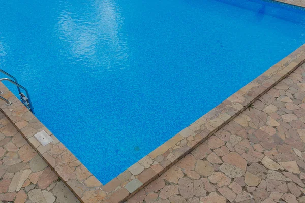 Piscine extérieure avec eau — Photo