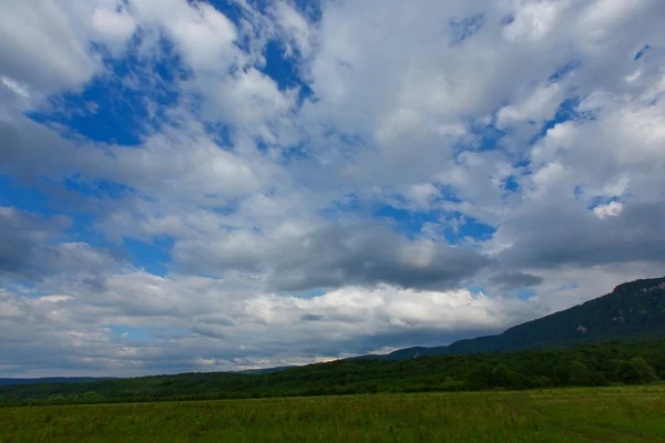 Campo verde y cielo azul — Foto de Stock