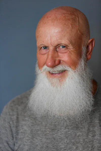 Starzec z długą białą brodą — Zdjęcie stockowe