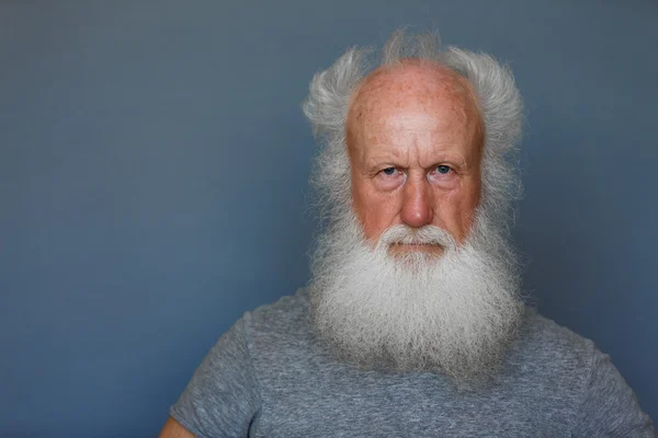 Velho com uma longa barba branca — Fotografia de Stock