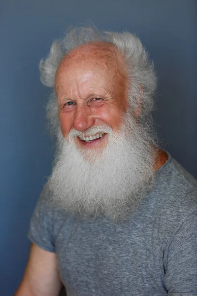 Alter Mann mit langem weißen Bart — Stockfoto