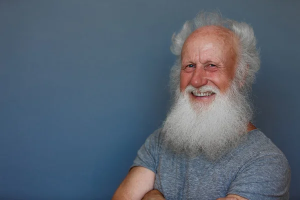 Velho com uma longa barba branca — Fotografia de Stock