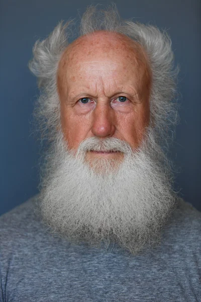 Velho com uma longa barba branca — Fotografia de Stock