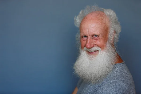 Velho com uma longa barba branca — Fotografia de Stock