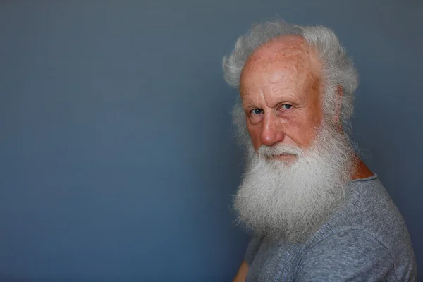 Velho com uma longa barba branca — Fotografia de Stock