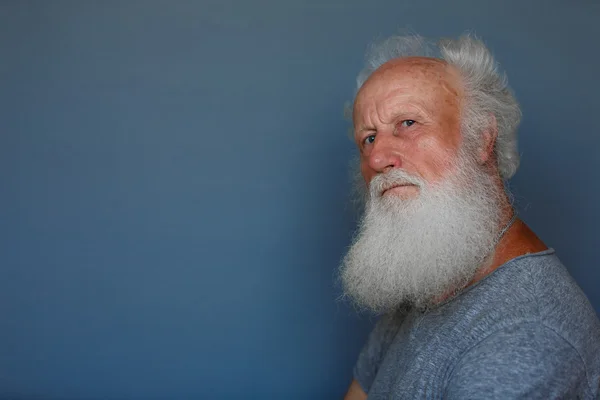 Viejo con una larga barba blanca —  Fotos de Stock