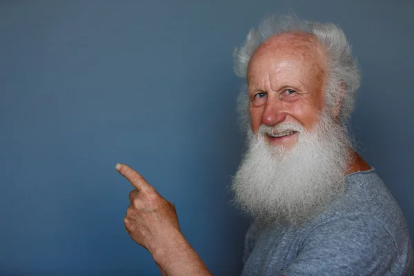 Uzun beyaz sakallı yaşlı adam — Stok fotoğraf