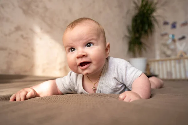 Retrato Bebé Niño Pequeño Aprender Pararse Los Codos Acostado Cama —  Fotos de Stock
