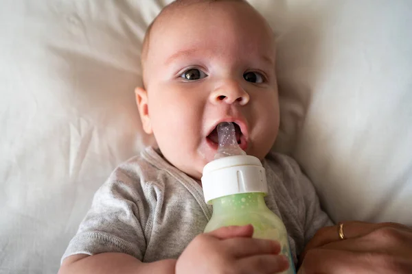 Baby Melk Drinken Uit Fles — Stockfoto