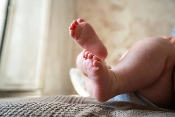 Pasgeboren Baby Een Witte Deken Kleine Baby Voeten Closeup — Stockfoto