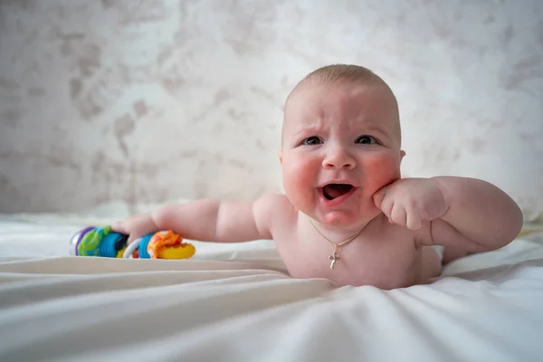 Κοντινό Πλάνο Ενός Μωρού Αλλεργία Στο Δέρμα Ξαπλωμένο Στο Κρεβάτι — Φωτογραφία Αρχείου