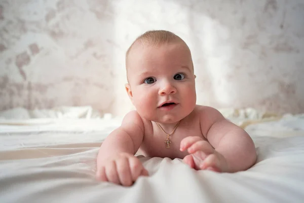 Leuke Zes Maanden Oude Baby Liggend Zijn Buik Een Bed — Stockfoto