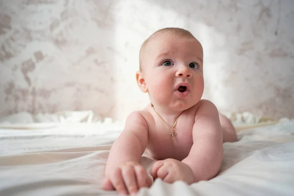 Baby Met Een Grappige Uitdrukking Zijn Gezicht — Stockfoto