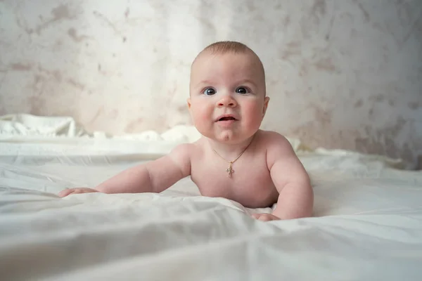 Lindo Bebé Cuatro Meses Edad Yace Sobre Estómago Levantándose Sobre —  Fotos de Stock