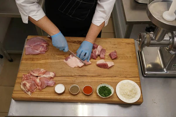 Mãos Chef Com Uma Faca Corta Carne Tábua Madeira Cozinha — Fotografia de Stock