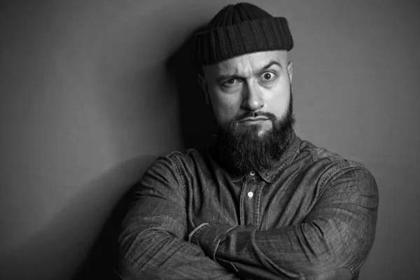 Retrato Homem Barbudo Bonito Olhando Para Câmera Foto Preto Branco — Fotografia de Stock