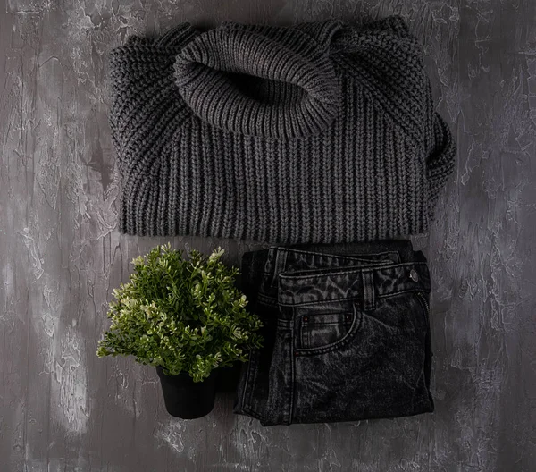 秋冬シーズンのファッションウェア グレーのウールのセーター ジーンズ トップビューの写真 フラットレイアウト組成 秋のモノクロームの衣服の背景 — ストック写真