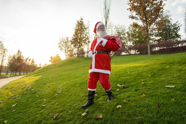Engraçado Papai Noel Andando Rua Abaixo Com Saco Presentes — Fotografia de Stock