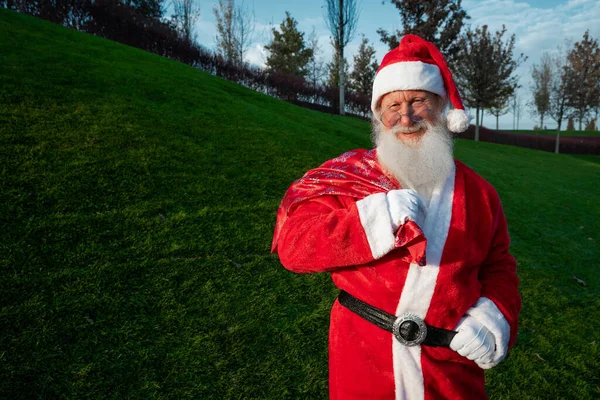 Großaufnahme Porträt Eines Glücklichen Mannes Weihnachtsmann Kostüm Kehrt Vor Die — Stockfoto