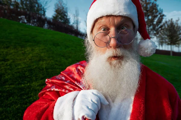 Foto Hombre Viejo Retirado Barba Gris Boca Abierta Mirada Excitada —  Fotos de Stock