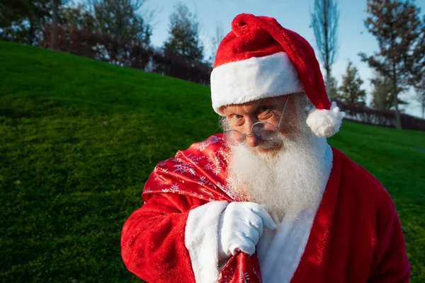 Drôle Père Noël Portant Costume Rouge Dans Les Lunettes Tout — Photo