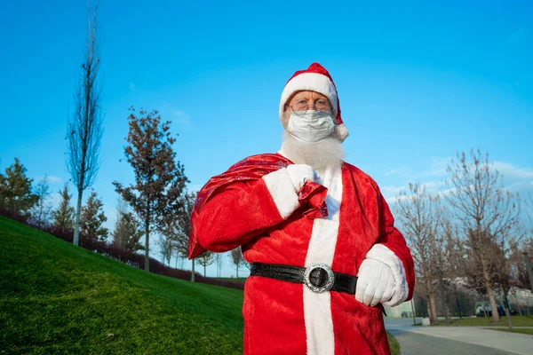 Close Portrait Funny Old Bearded Surprised Santa Claus Wearing Costume — Stock Photo, Image